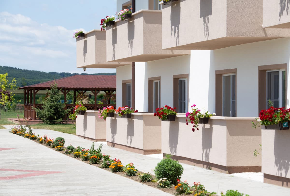 Fațada centrului de seniori Maria Theresia cu flori și balcoane, Sibiu