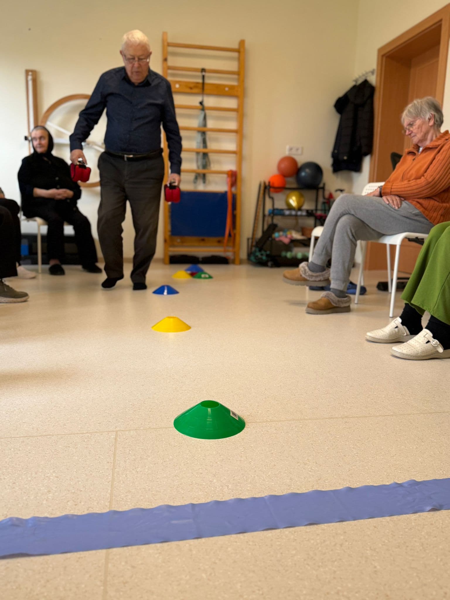 Antrenament de mers cu conuri pentru recuperare postoperatorie, centrul Maria Theresia Sibiu