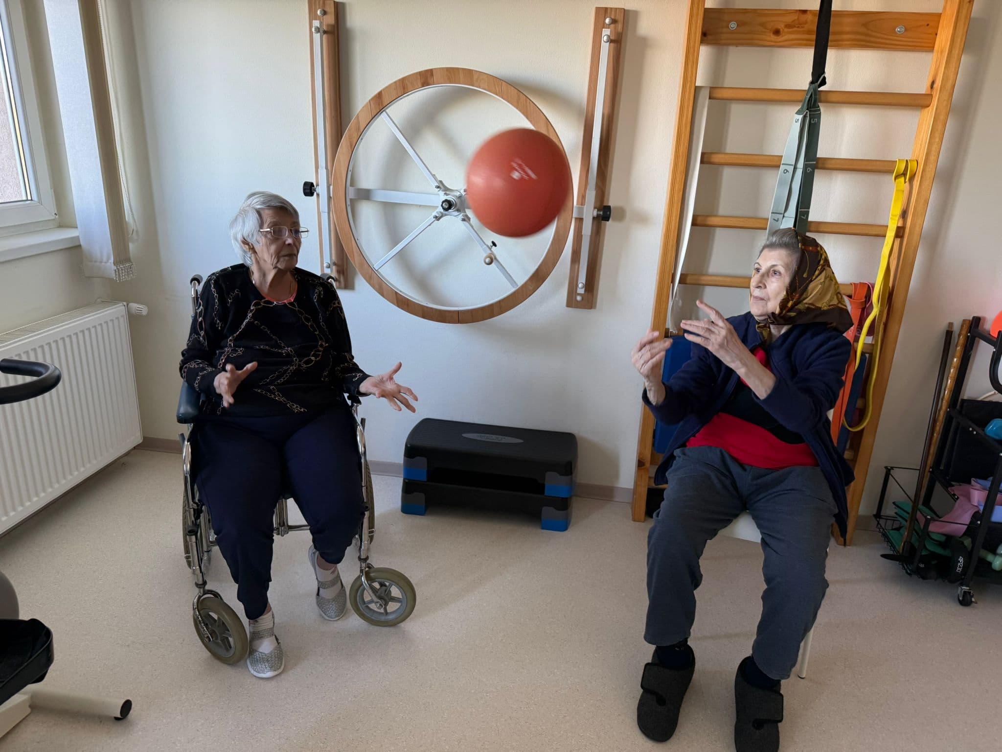 Exercițiu cu minge pentru coordonare la centrul Maria Theresia Sibiu