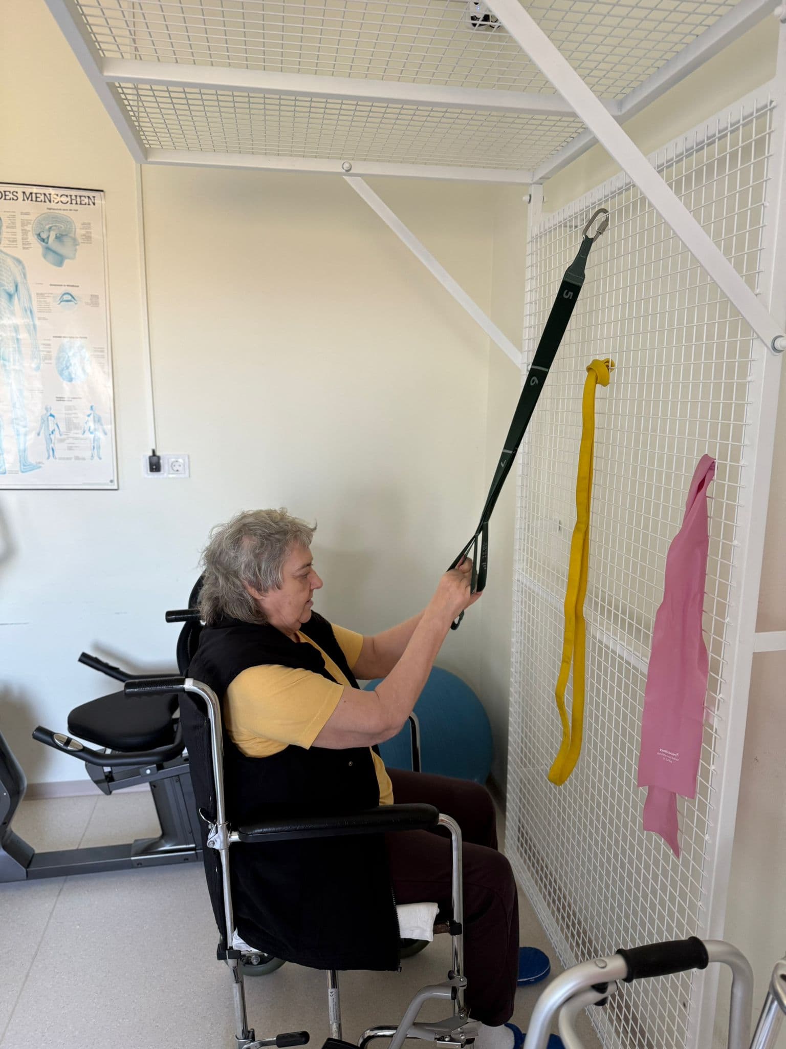 Exercițiu TRX de recuperare neurologică la centrul Maria Theresia Sibiu