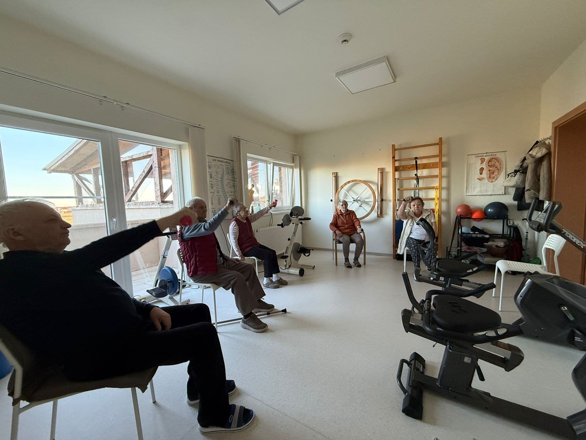 Sala de kinetoterapie cu echipamente și exerciții de grup la centrul de seniori Maria Theresia Sura Mica