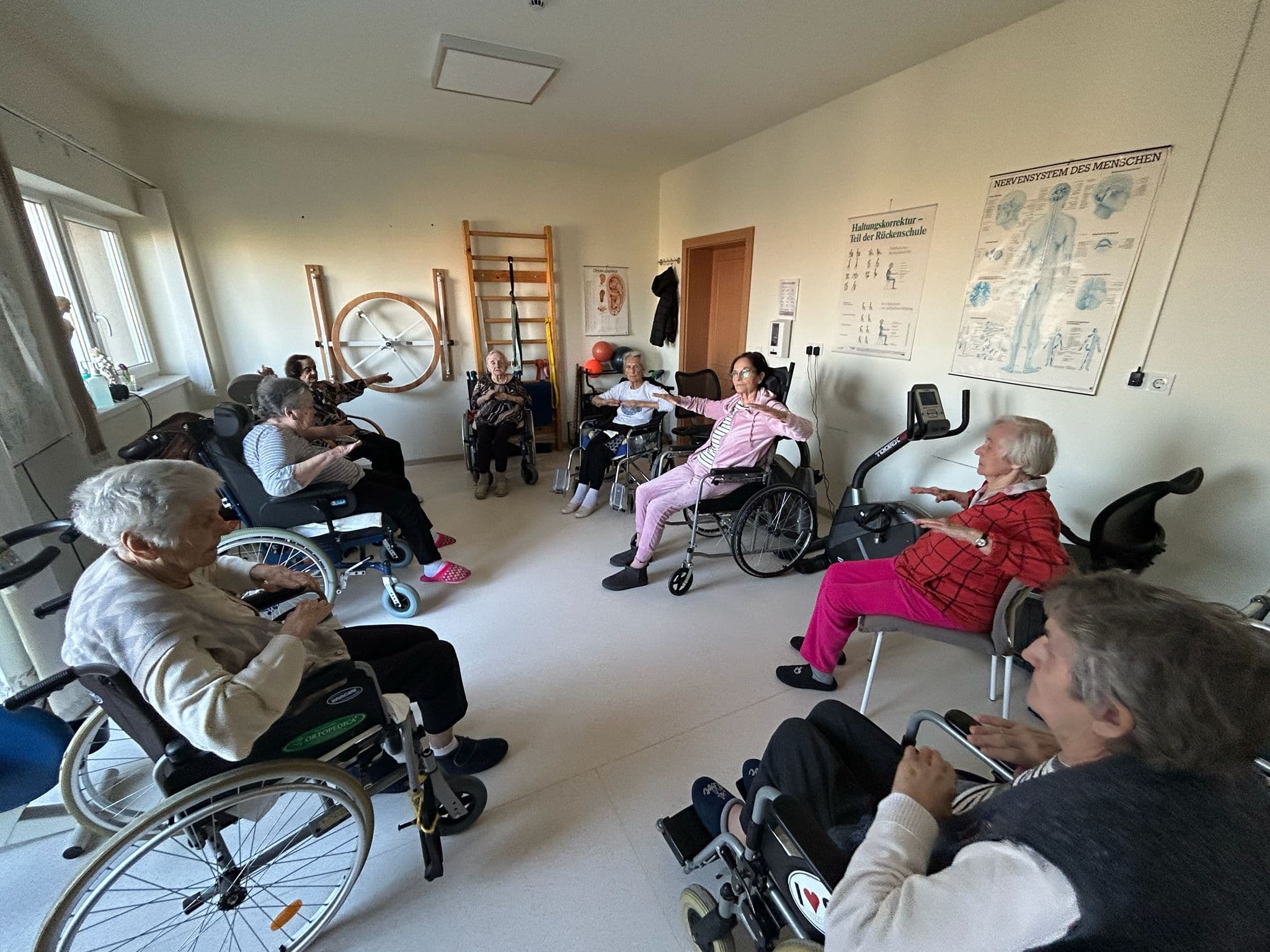 Ședință de recuperare în grup cu instructor la centrul Maria Theresia Sibiu