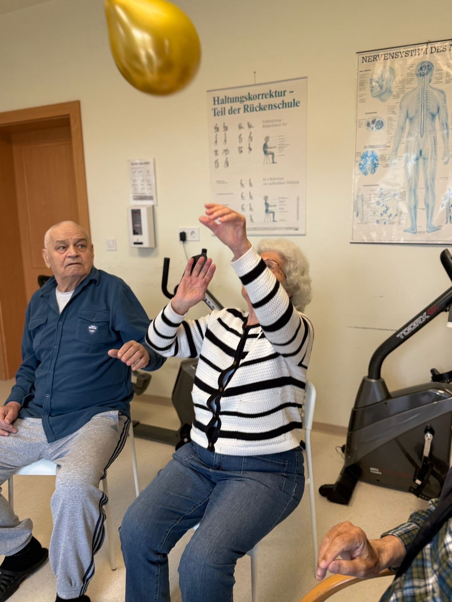 Joc cu balon în grup pentru stimulare cognitivă la centrul Maria Theresia Sibiu