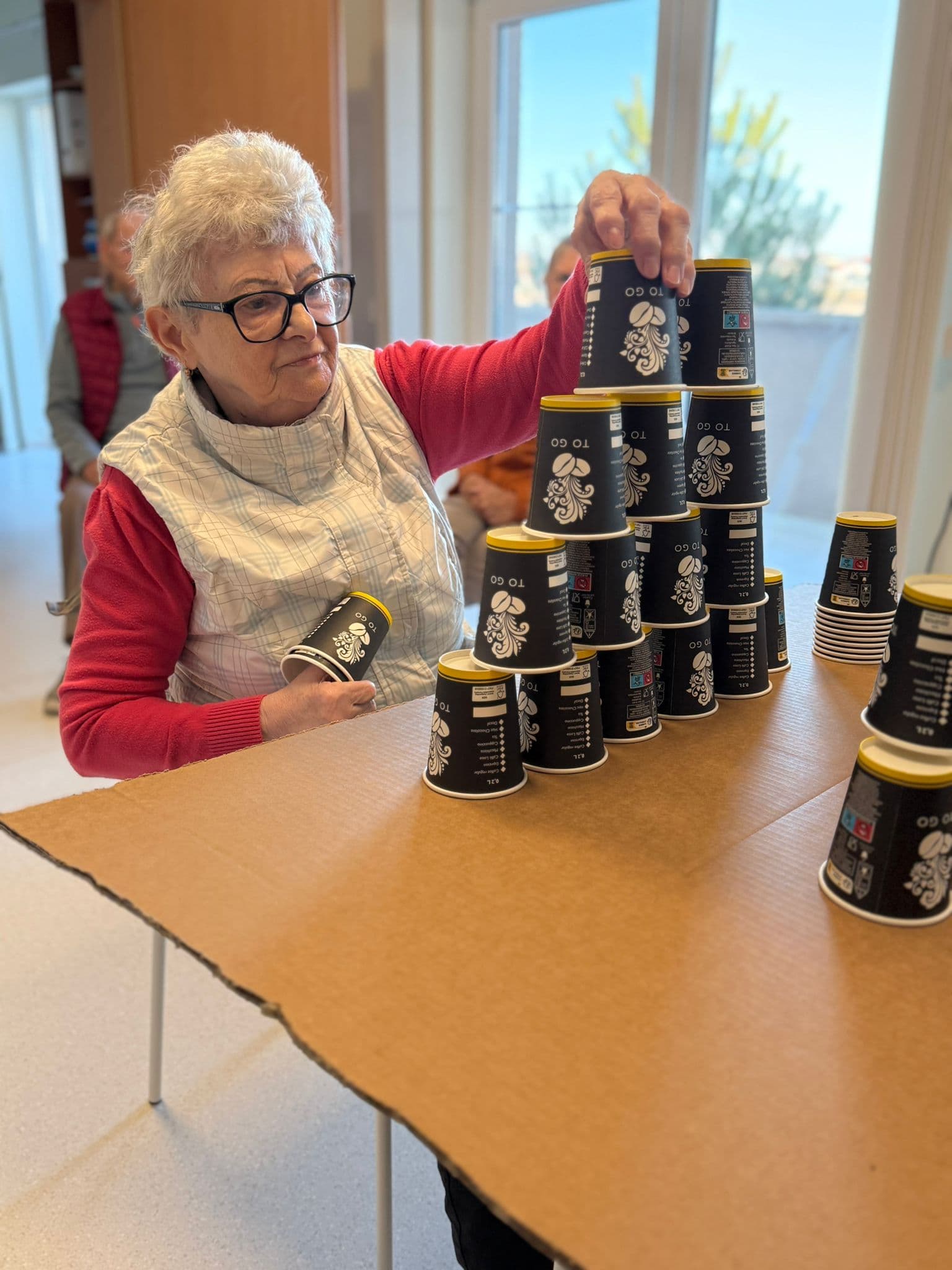 Joc de dexteritate cu piramidă de pahare pentru stimulare cognitivă, centrul Maria Theresia